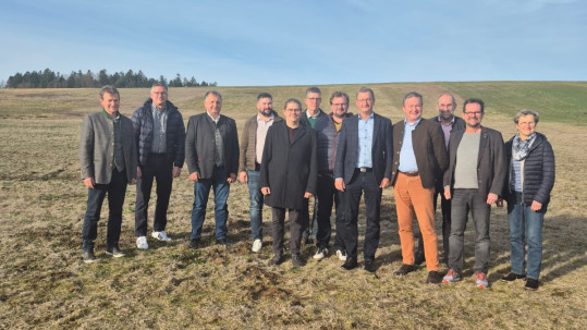 Die Teilnehmer der Bezirksversammlung auf einer Grünlandfläche, die von Engerlingen befallen ist.