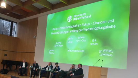 Menschen auf dem Podium bei einer Diskussion