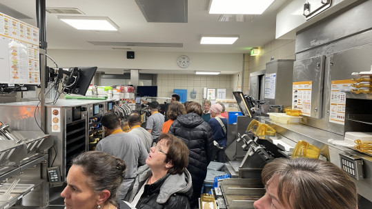 2025-11-19 McDonalds Küche