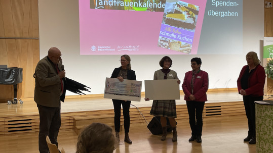 2025-11-26 Spendenübergabe Landfrauenkalender