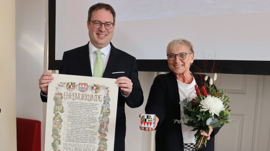 (v.l.n.r.) Regierungspräsident von Oberfranken Florian Luderschmid und Preisträgerin Rosi Kraus