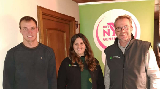 Übergabe der BBV-Softshell-Jacke an die glückliche Gewinnerin Kerstin Betz aus Brünn