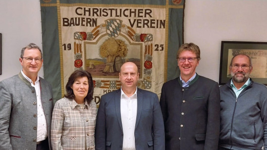 Vertreter des BBV Niederbayern und der BayWa im Austausch