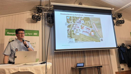 Kreisbrand Wieland Schletz am Pult während seines Vortrages