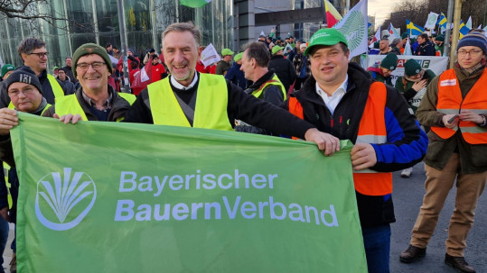 Günther Felßner mit Flagge und BBV Demo Teilnehmer in Brüssel