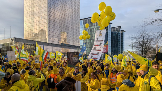 Demonstranten und Demonstrantinnen aus Italien bei der Demo in Brüssel auf der Straße