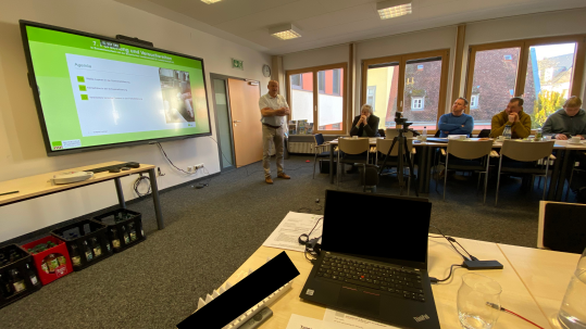 Sowohl in Präsenz als auch Online konnten die Teilnehmenden den Vortrag von Thomas Schwarzmann (BaySg Schwarzenau) folgen