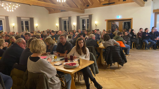 Der Saal des Gasthauses war auf den letzten Platz besetzt