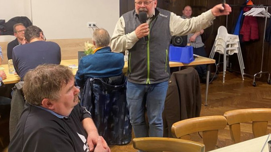 Forstdirektor Gregor Schießl stellte die Herausforderungen und die Fördermöglichkeiten in Bezug auf dem Waldumbau hervor.