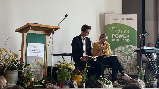 Martina Bogdahn mit "Hansi", gespielt von BBV-Geschäftsführer Daniel Meier