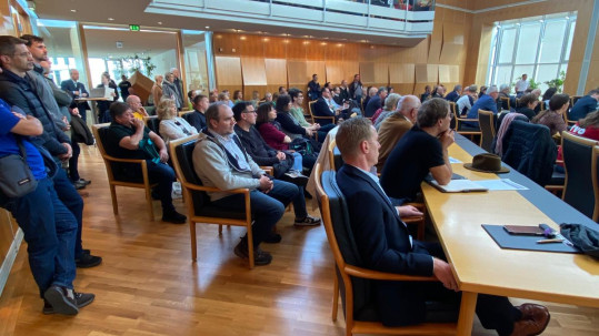 Volles Haus im Sitzungssaal des LRA BA anlässlich der Ausschusssitzung des Regionalen Planungsverbandes Ofr-West 