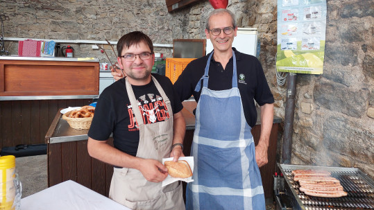 Andreas Schlembach und Georg Scheuring am Grill