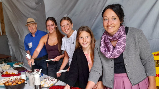 Familie Hoiß beim Kuchenverkauf