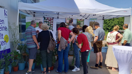 Interessierte Besucher beim Stand des BBV und VlF Dachau