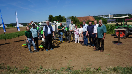Auf den Versuchsfeldern der LLA Bayreuth werden die Kulturen und neusten Techniken in der Robotik betrachtet