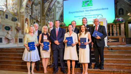 Die Geehrten zusammen mit Ministerpräsident Dr. Söder