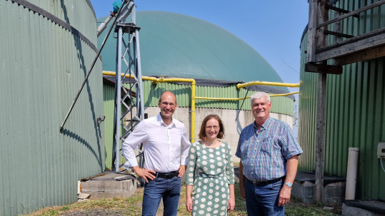Treffen 1: Vor den Fermentern der Biogasanlage in Pinzberg: BBV-Vizepräsident Ely Eibisch, Bundestagsabgeordnete Lisa Badum und der oberfränkische BBV-Bezirkspräsident Hermann Greif (von links) beim Austausch über das EEG 2027