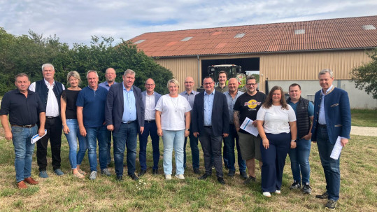 Treffen 2: Vertreter aus Politik, Landwirtschaft, Fachverband Biogas und Bauernverband beim Gespräch auf dem Biogasbetrieb von Georg Göller in Hirschaid. Mit dabei waren unter anderem die Bundestagsabgeordneten Andreas Schwarz und Thomas Silberhorn sowie BBV-Bezirkspräsident Hermann Greif