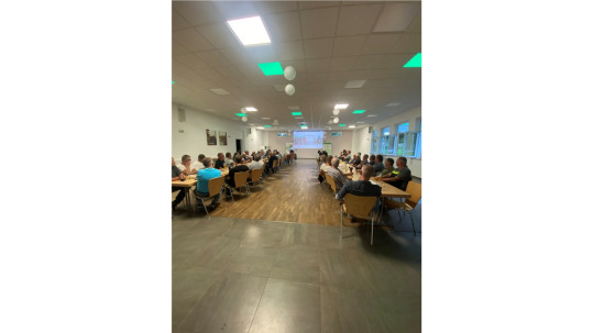 gut gefüllter Saal