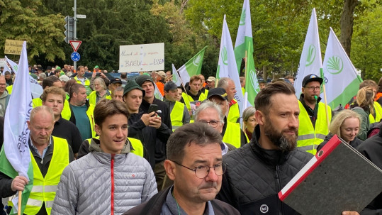 Demonstranten ziehen durch die Würzburger Innenstadt