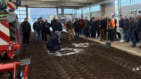 Anhand von Versuchen demonstrierte das Team der Landwirtschaftlichen Lehranstalten, dass Bodendruck stark reduziert werden kann, wenn bei Nutzfahrzeugen der Reifendruck auf 0,6 bar gesenkt wird.