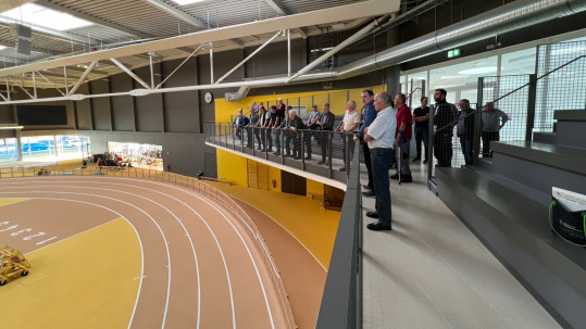 Ortsobmänner bei der Besichtigung des Sportparks Ost Regensburg