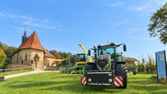 Traktor vor Kirche